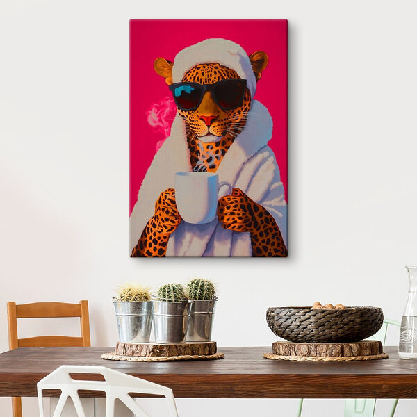 Gemälde eines Leoparden, der ein Gewand und eine Sonnenbrille trägt und eine Tasse hält Gemälde eines Leoparden, der ein Gewand und eine Sonnenbrille trägt und eine Tasse hält