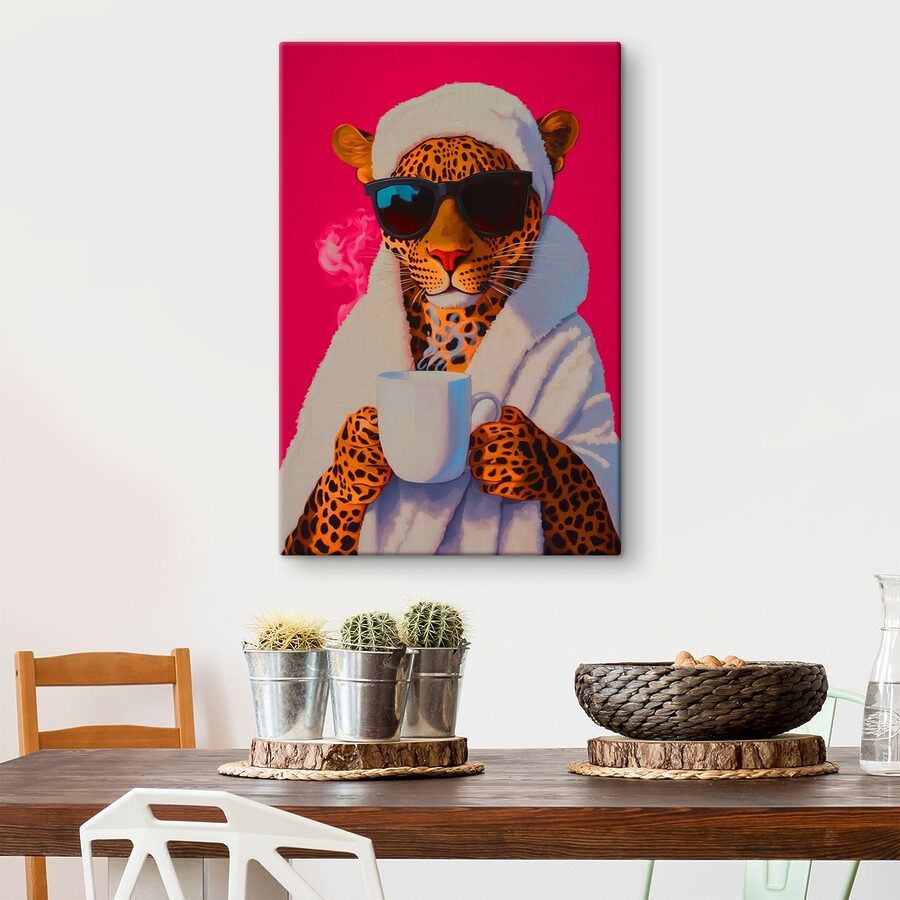 Gemälde eines Leoparden, der ein Gewand und eine Sonnenbrille trägt und eine Tasse hält
