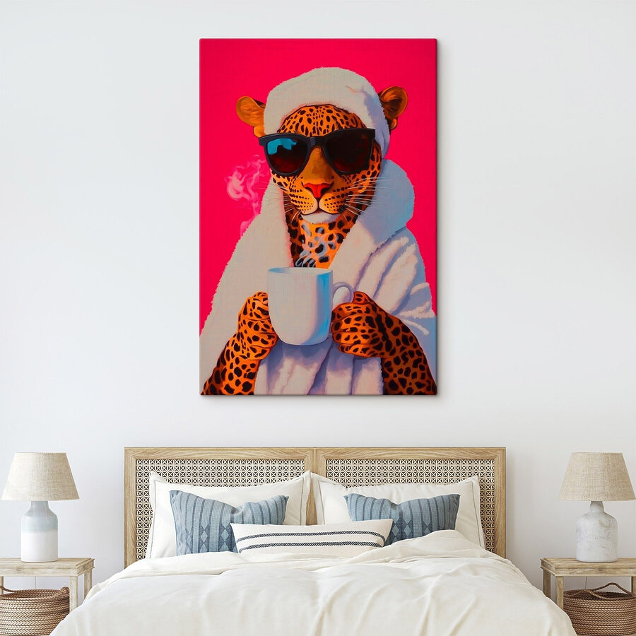 Gemälde eines Leoparden, der ein Gewand und eine Sonnenbrille trägt und eine Tasse hält