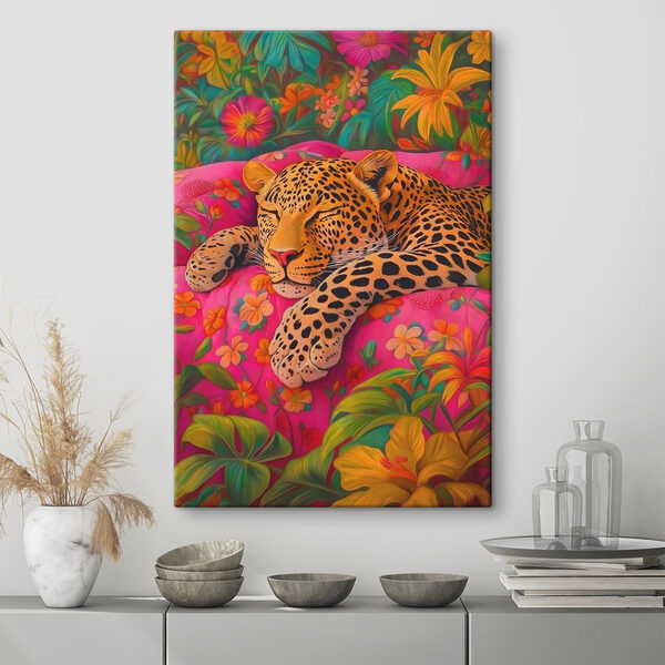 Leopard schlafend auf rosa Couch Leopard schlafend auf rosa Couch