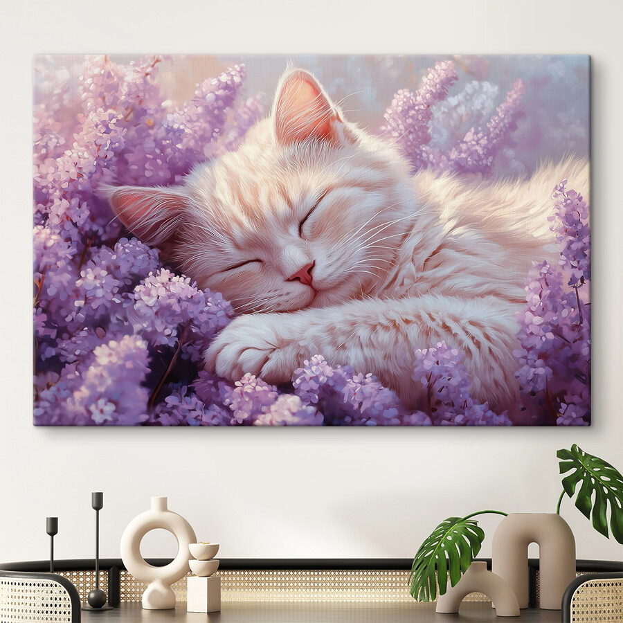 Katze schläft im Blumenbeet Katze schläft im Blumenbeet