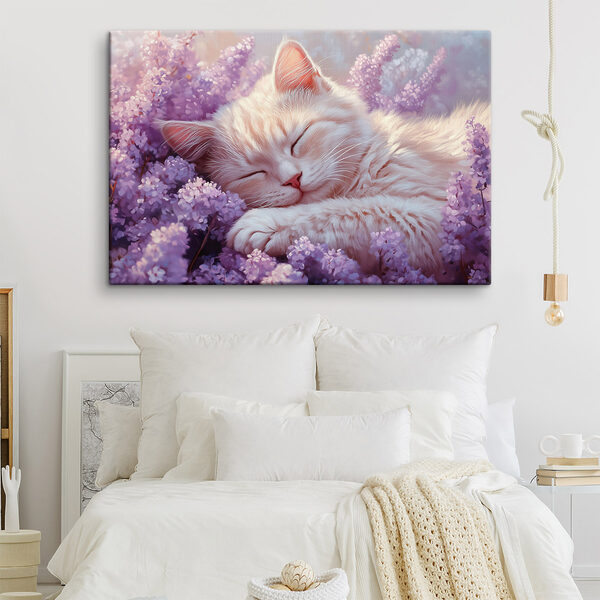 Katze schläft im Blumenbeet Katze schläft im Blumenbeet