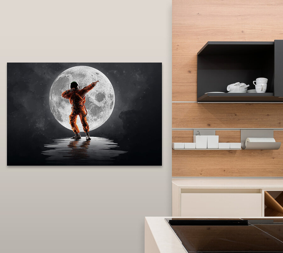 Mann im orangefarbenen Anzug vor einem Vollmond stehend Mann im orangefarbenen Anzug vor einem Vollmond stehend