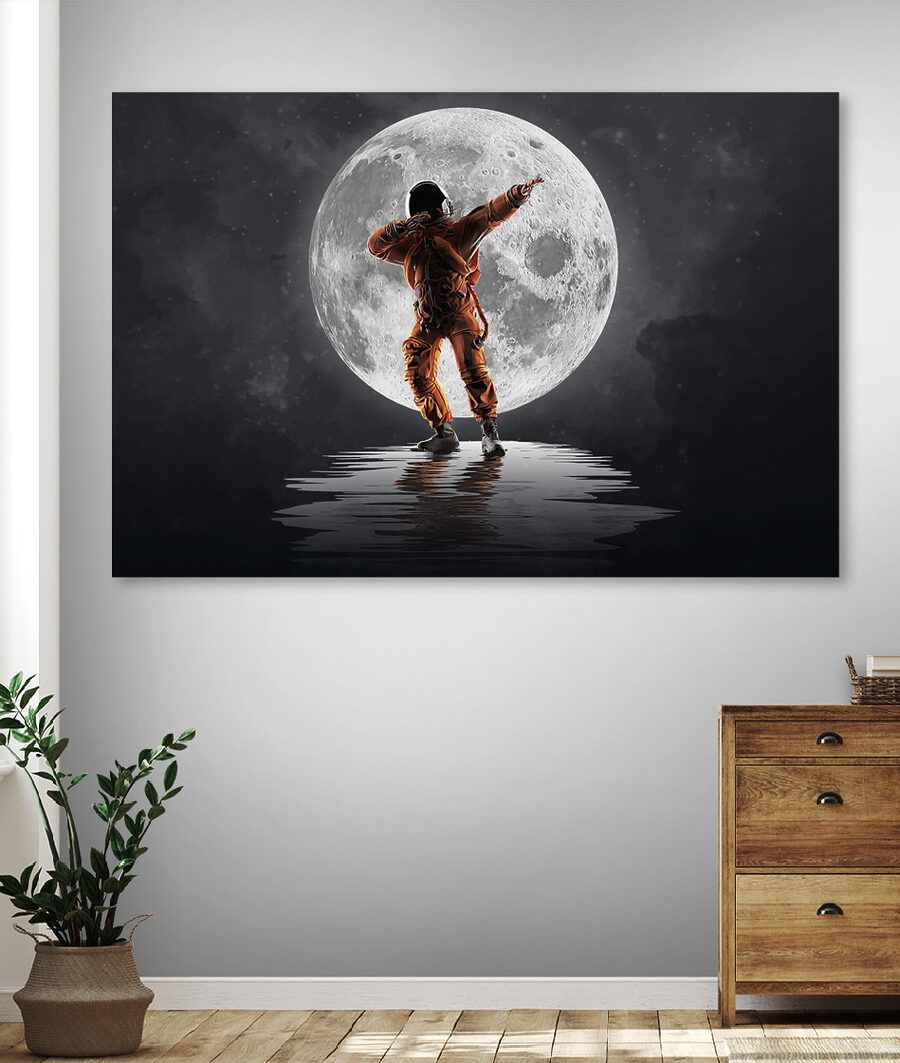 Mann im orangefarbenen Anzug vor einem Vollmond stehend Mann im orangefarbenen Anzug vor einem Vollmond stehend