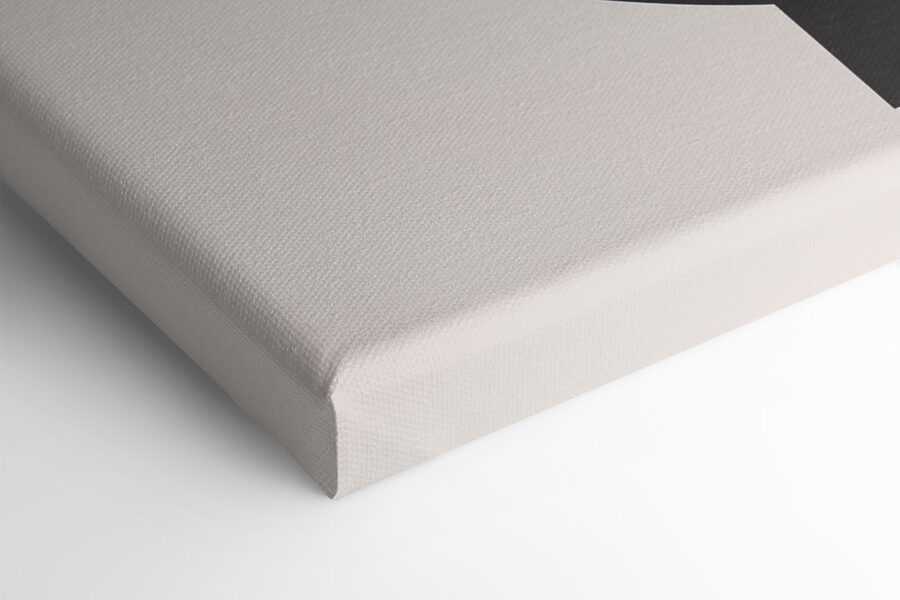 Gesicht mit roten und schwarzen Streifen