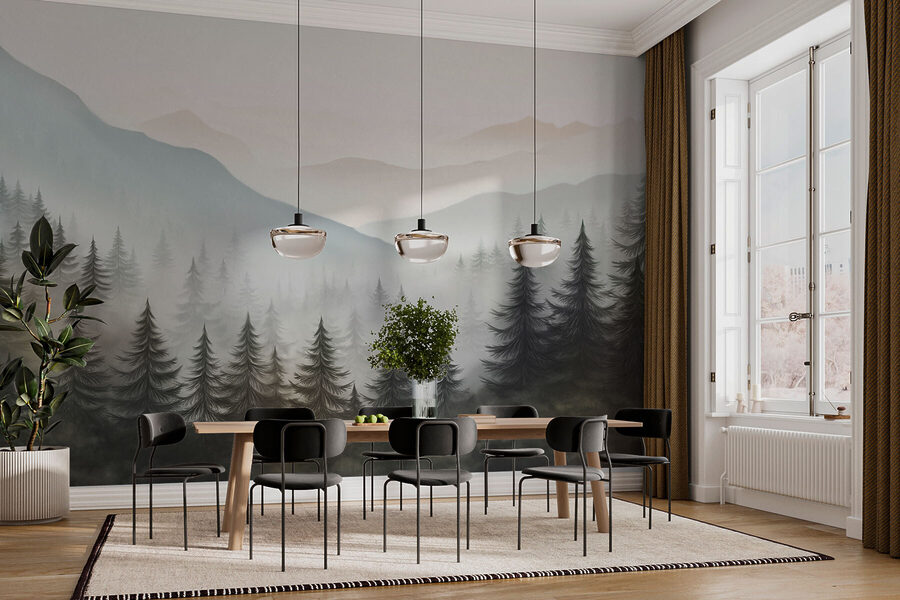 Neblige Landschaft mit Bäumen und Bergen