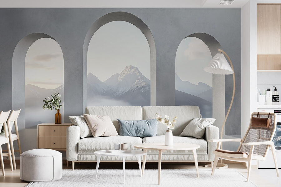 Weißes Zimmer mit gewölbten Fenstern und Bergen im Hintergrund