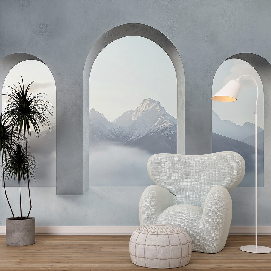 Weißes Zimmer mit gewölbten Fenstern und Bergen im Hintergrund