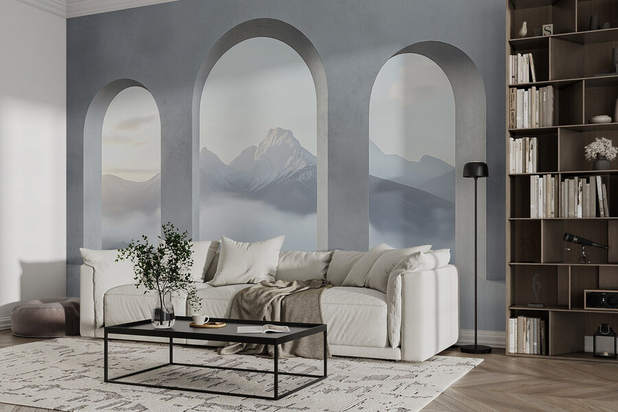 Weißes Zimmer mit gewölbten Fenstern und Bergen im Hintergrund