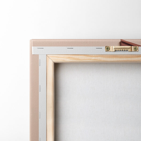 Zerbrochene Schokoladentafel auf einer rosa Fläche Zerbrochene Schokoladentafel auf einer rosa Fläche