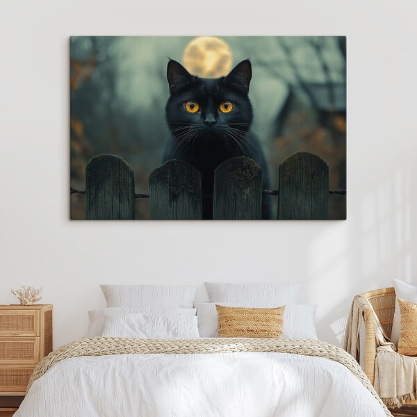 Schwarze Katze mit gelben Augen hinter einem Zaun Schwarze Katze mit gelben Augen hinter einem Zaun