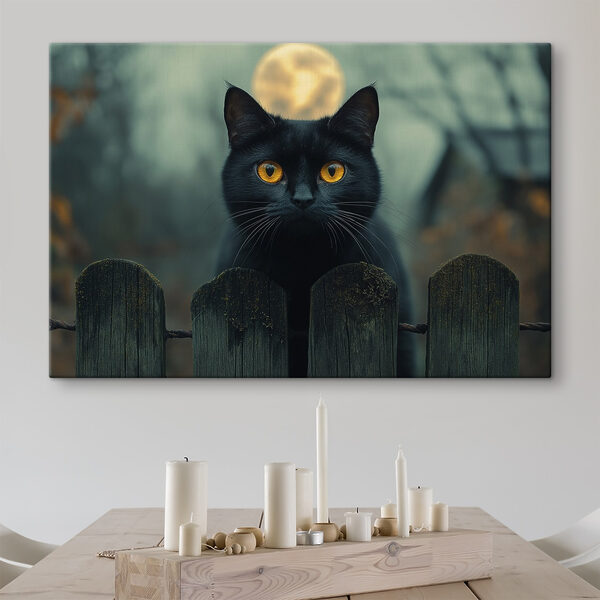 Schwarze Katze mit gelben Augen hinter einem Zaun Schwarze Katze mit gelben Augen hinter einem Zaun