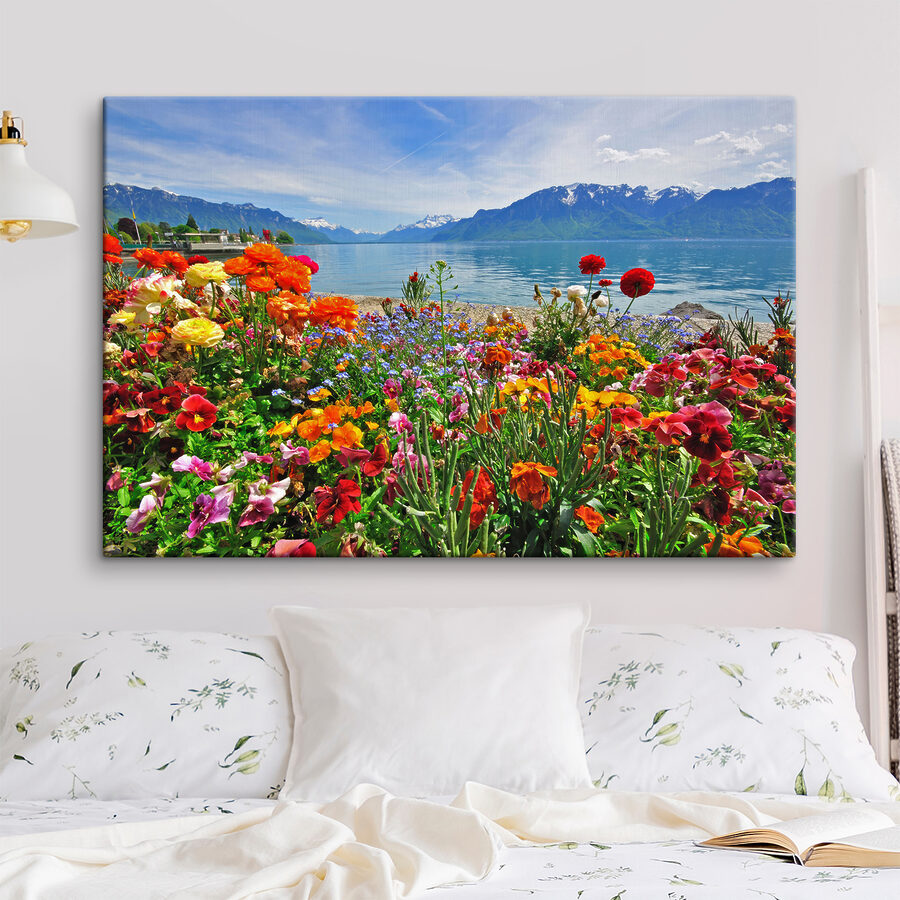 Blumenbeet mit Blumen und einem See im Hintergrund Blumenbeet mit Blumen und einem See im Hintergrund