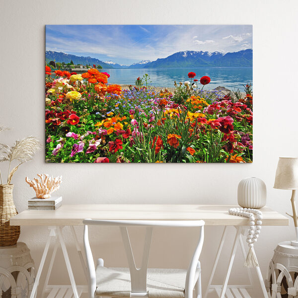 Blumenbeet mit Blumen und einem See im Hintergrund Blumenbeet mit Blumen und einem See im Hintergrund