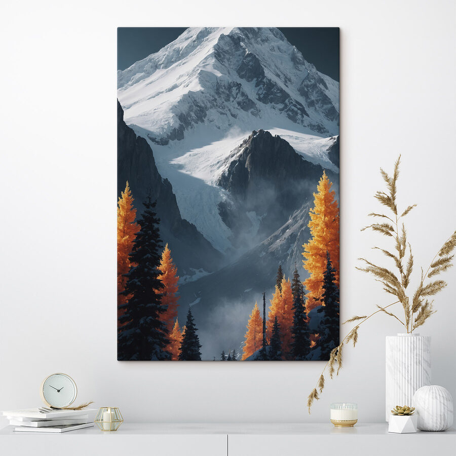 Verschneiter Berg mit Bäumen und Schnee