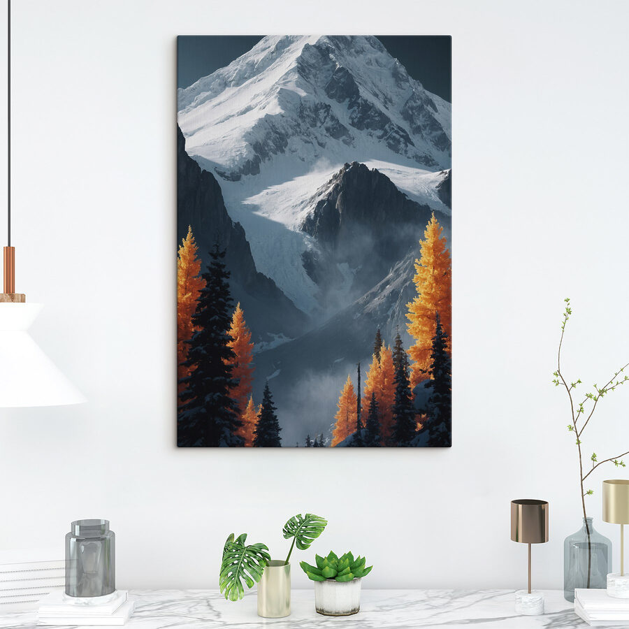 Verschneiter Berg mit Bäumen und Schnee