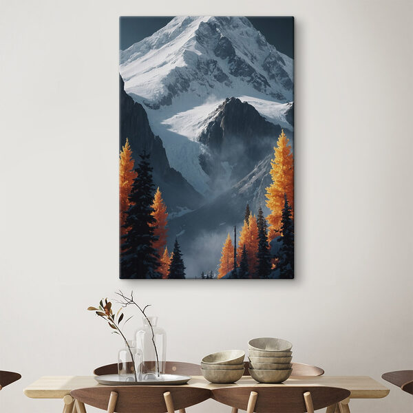 Verschneiter Berg mit Bäumen und Schnee Verschneiter Berg mit Bäumen und Schnee