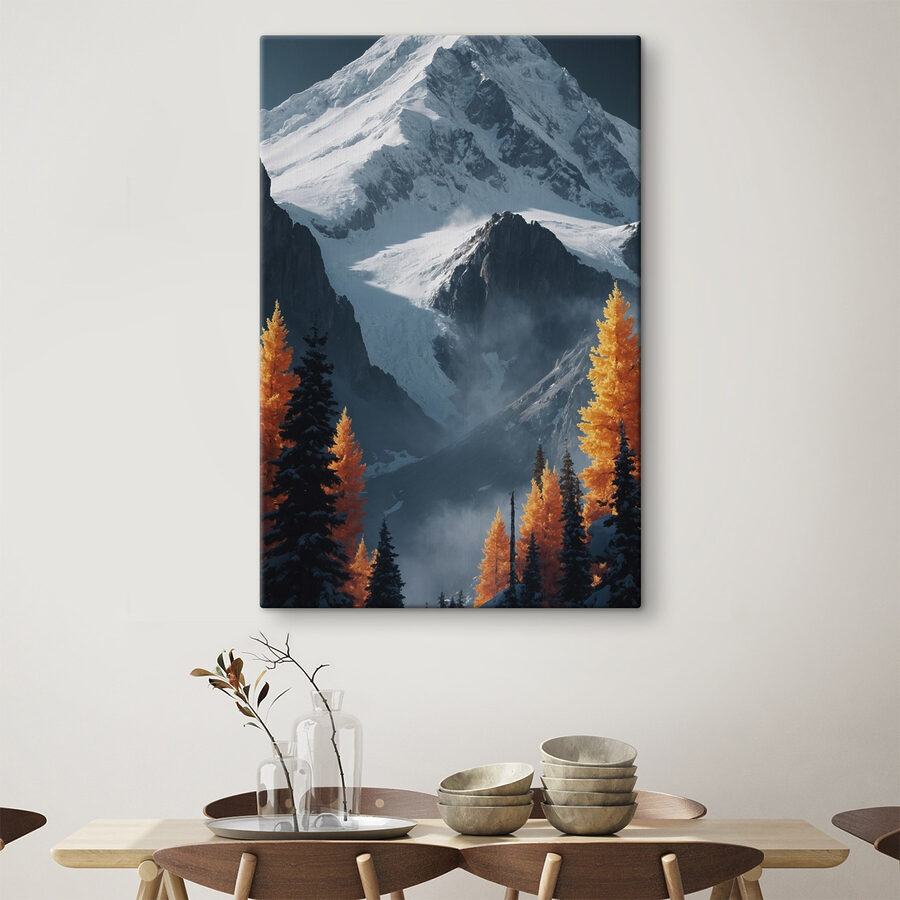 Verschneiter Berg mit Bäumen und Schnee
