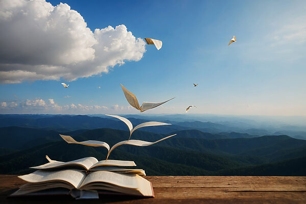 Buch mit fliegenden Vögeln, die aus dem Buch herausfliegen Buch mit fliegenden Vögeln, die aus dem Buch herausfliegen