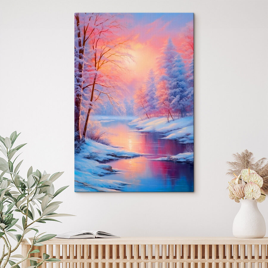 Fluss mit schneebedeckten Bäumen und einem rosa Sonnenuntergang