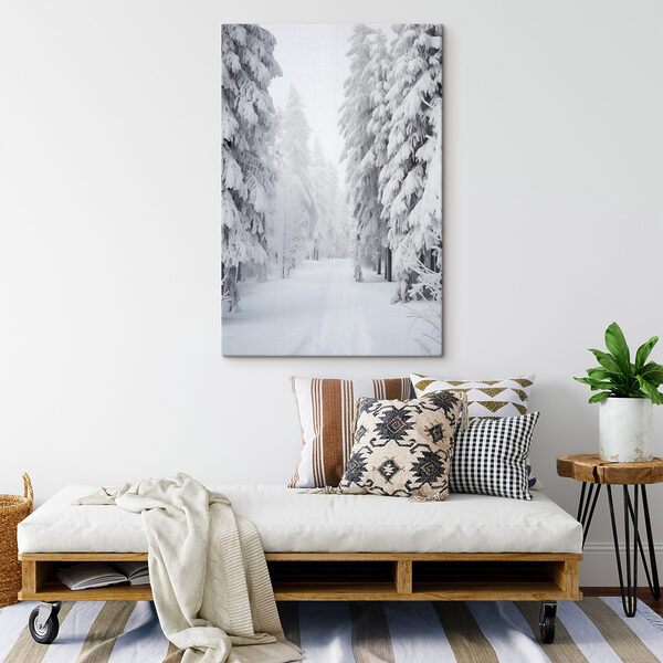 Verschneiter Weg mit Bäumen Verschneiter Weg mit Bäumen
