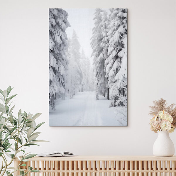 Verschneiter Weg mit Bäumen Verschneiter Weg mit Bäumen