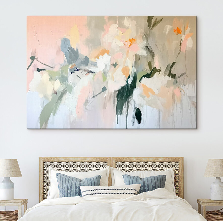 Gemälde mit Blumen an einer Wand