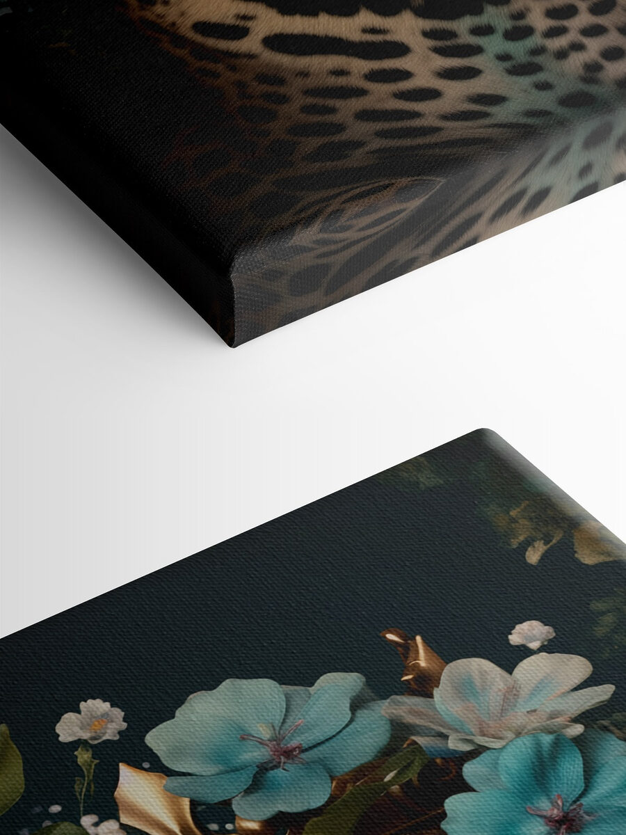 Leopard mit einer Krone und Blumen