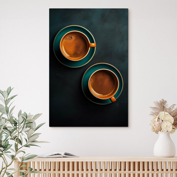 Zwei Tassen Kaffee auf Untertassen Zwei Tassen Kaffee auf Untertassen