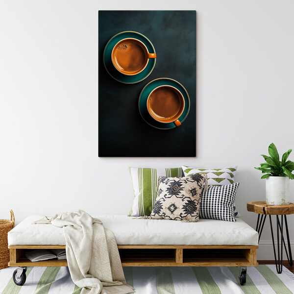 Zwei Tassen Kaffee auf Untertassen Zwei Tassen Kaffee auf Untertassen
