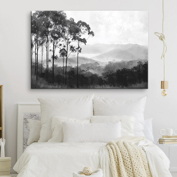 Wald mit Bäumen und Bergen im Hintergrund Wald mit Bäumen und Bergen im Hintergrund