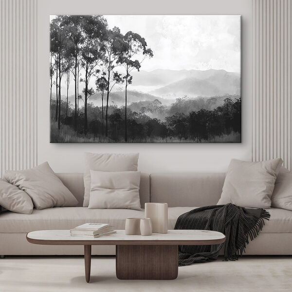 Wald mit Bäumen und Bergen im Hintergrund Wald mit Bäumen und Bergen im Hintergrund