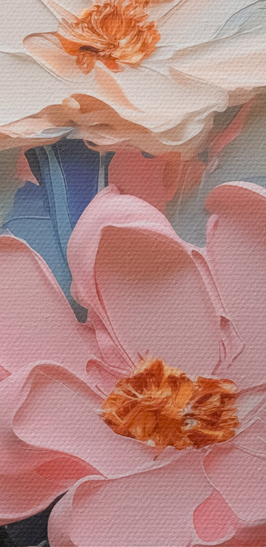 Gemälde mit Blumen an einer Wand Gemälde mit Blumen an einer Wand