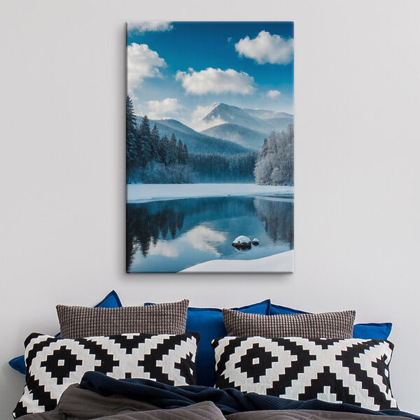 See mit Schnee und Bäumen im Hintergrund See mit Schnee und Bäumen im Hintergrund