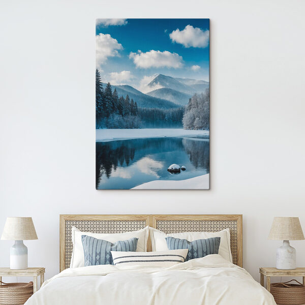 See mit Schnee und Bäumen im Hintergrund See mit Schnee und Bäumen im Hintergrund