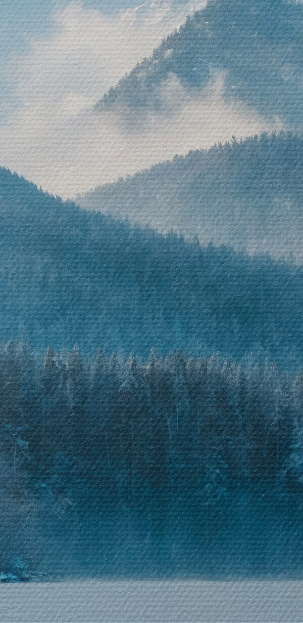 See mit Schnee und Bäumen im Hintergrund See mit Schnee und Bäumen im Hintergrund