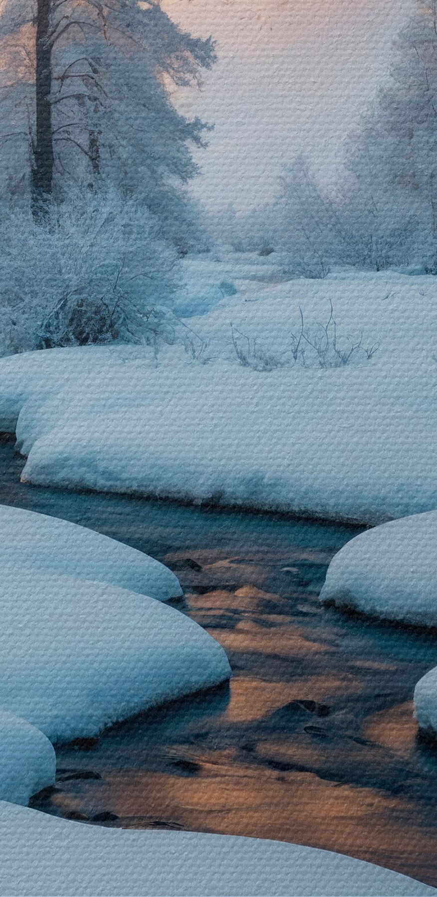 Ein Fluss fließt durch einen verschneiten Berg Ein Fluss fließt durch einen verschneiten Berg