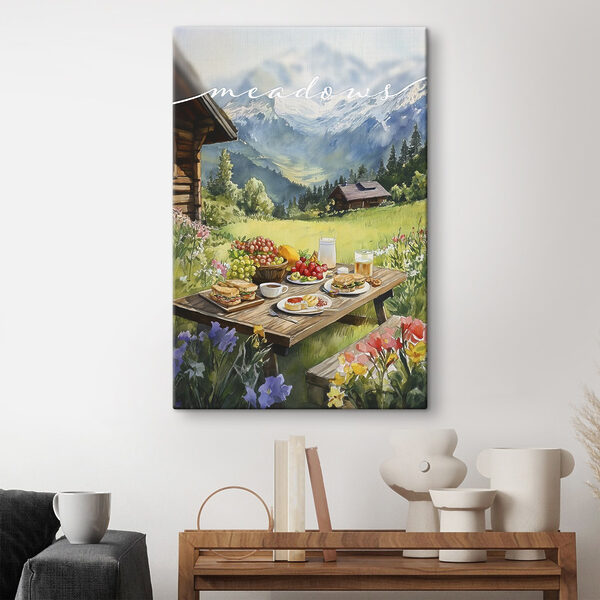 Tisch mit Speisen und Getränken vor einem Haus Tisch mit Speisen und Getränken vor einem Haus