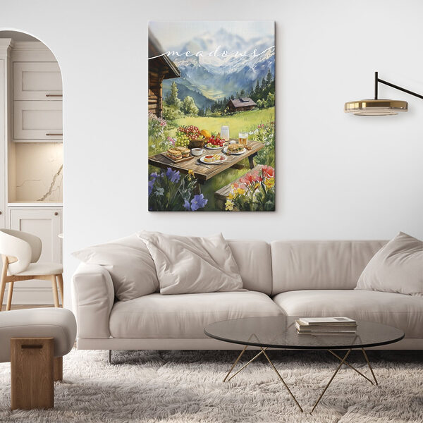 Tisch mit Speisen und Getränken vor einem Haus Tisch mit Speisen und Getränken vor einem Haus