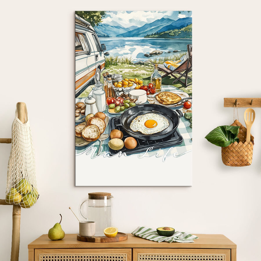 Tisch mit Essen und einer Pfanne darauf Tisch mit Essen und einer Pfanne darauf