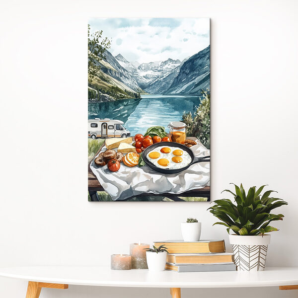 Essen auf einem Tisch neben einem See Essen auf einem Tisch neben einem See