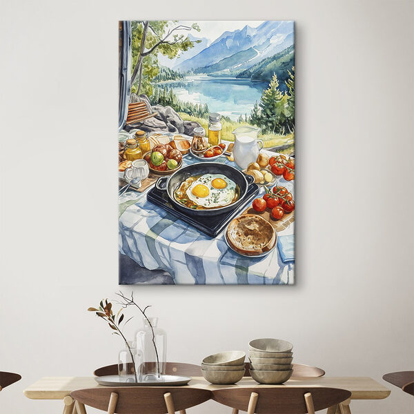 Pfanne mit Essen und eine Pfanne mit Eiern auf einem Tisch mit einem See im Hintergrund Pfanne mit Essen und eine Pfanne mit Eiern auf einem Tisch mit einem See im Hintergrund