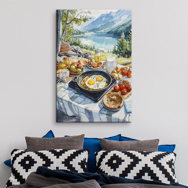 Pfanne mit Essen und eine Pfanne mit Eiern auf einem Tisch mit einem See im Hintergrund Pfanne mit Essen und eine Pfanne mit Eiern auf einem Tisch mit einem See im Hintergrund