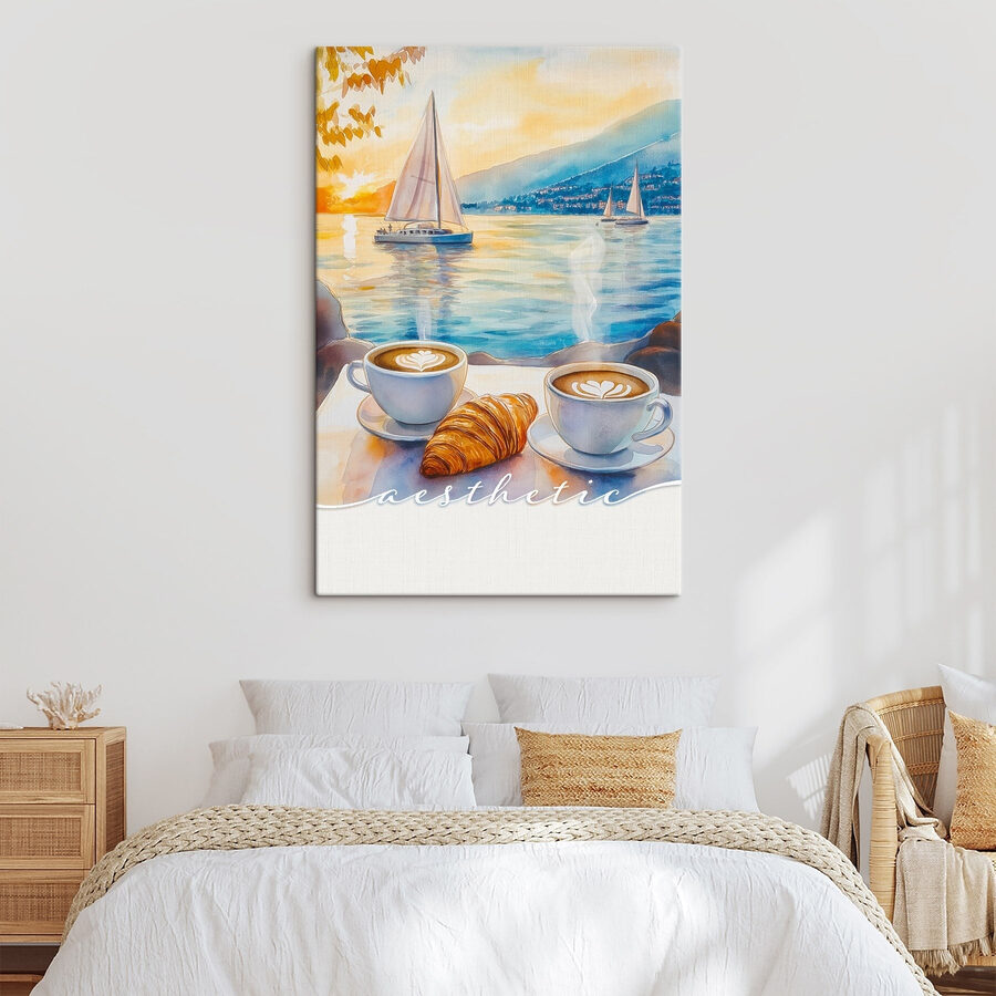 Zwei Tassen Kaffee und Croissant auf einem Tisch mit einem Segelboot im Hintergrund
