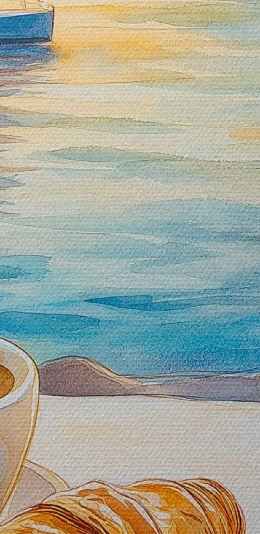 Zwei Tassen Kaffee und Croissant auf einem Tisch mit einem Segelboot im Hintergrund