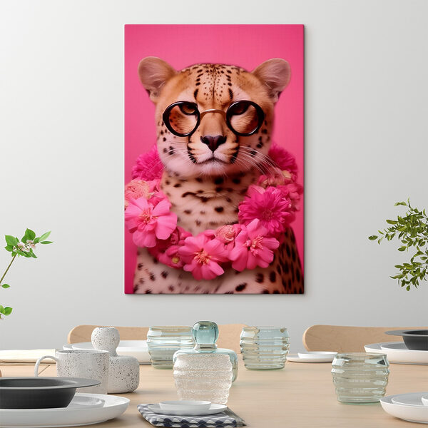 Leopard mit Brille und Blumenkette Leopard mit Brille und Blumenkette