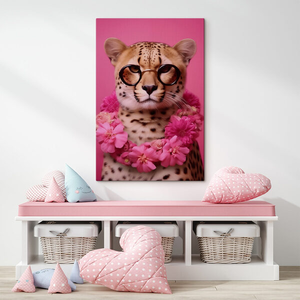 Leopard mit Brille und Blumenkette Leopard mit Brille und Blumenkette