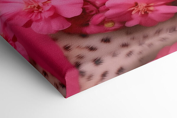 Leopard mit Brille und Blumenkette Leopard mit Brille und Blumenkette