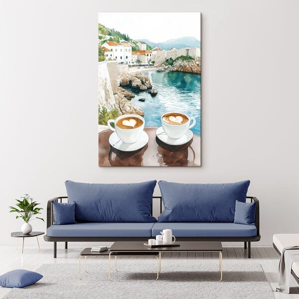 Zwei Tassen Kaffee mit einem herzförmigen Schaum auf einem Tisch mit Blick auf ein Gewässer Zwei Tassen Kaffee mit einem herzförmigen Schaum auf einem Tisch mit Blick auf ein Gewässer