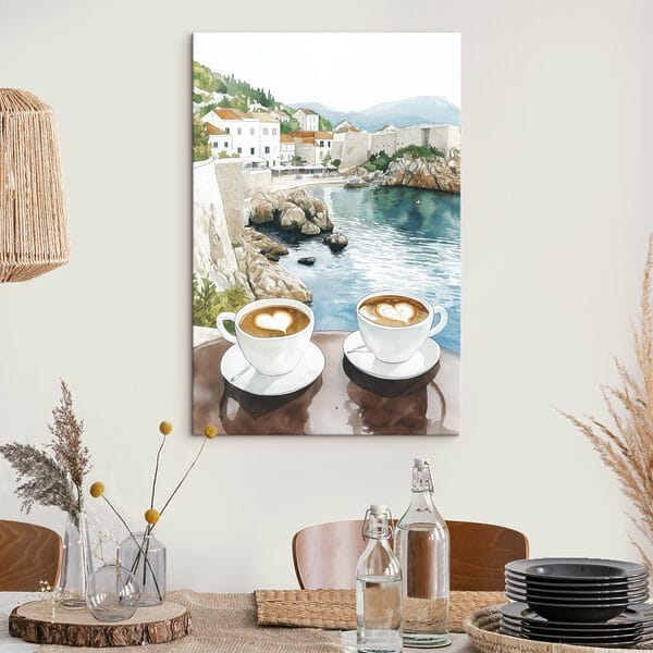 Zwei Tassen Kaffee mit einem herzförmigen Schaum auf einem Tisch mit Blick auf ein Gewässer Zwei Tassen Kaffee mit einem herzförmigen Schaum auf einem Tisch mit Blick auf ein Gewässer